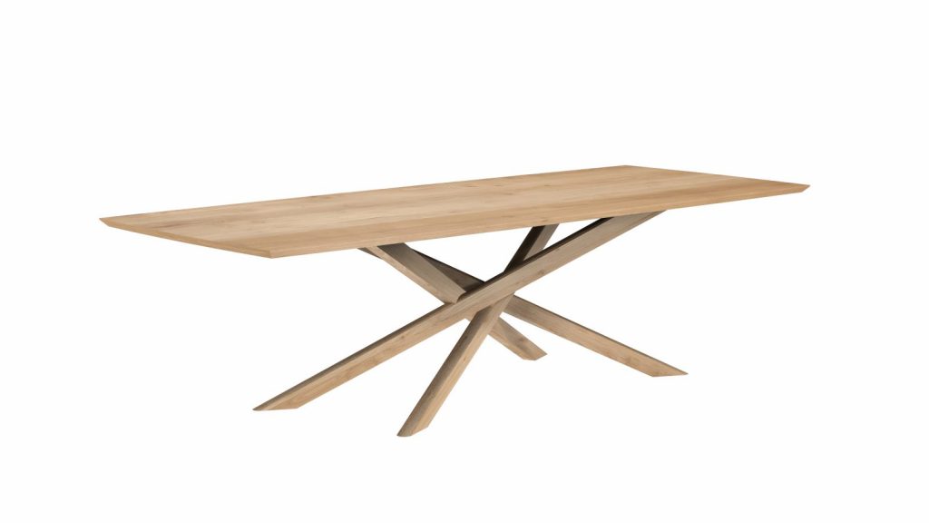 Une table en bois surmontée d'une croix.