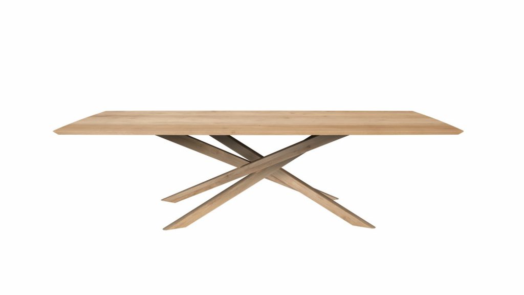 Une table à manger en bois avec deux pieds croisés.