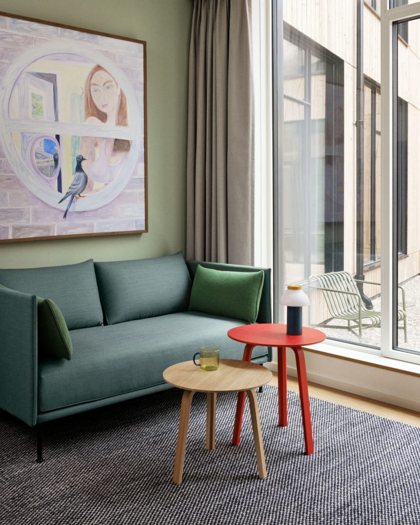 Un salon avec un canapé et une table basse.