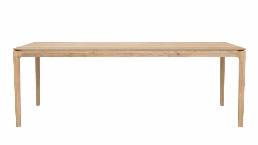 Une table à manger en bois sur fond blanc.