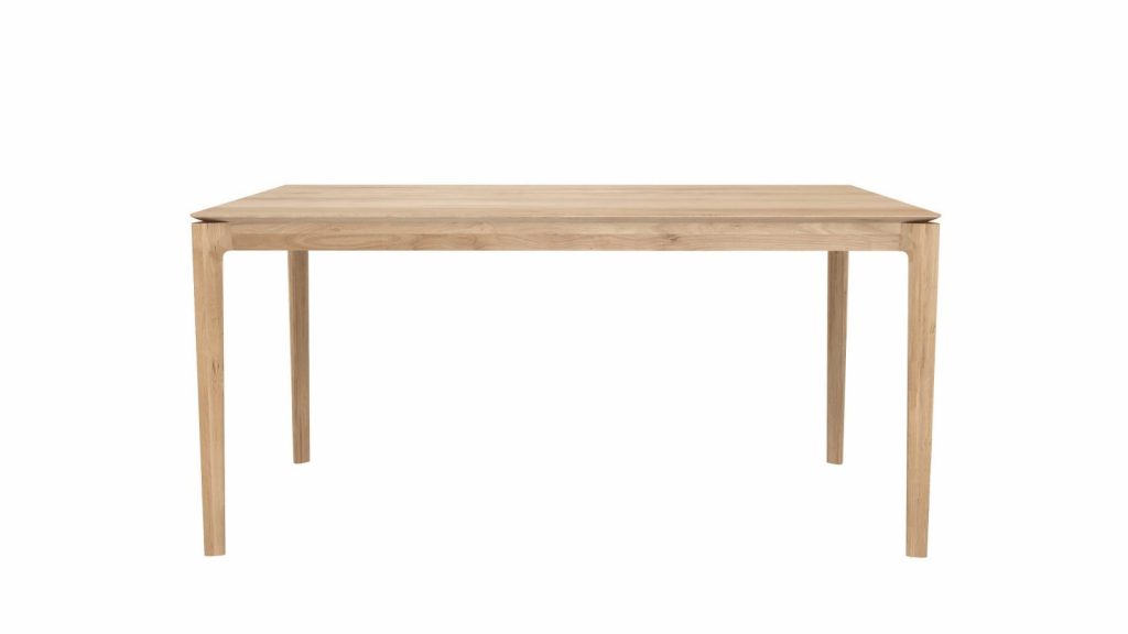 Une table avec un plateau et des pieds en bois sur fond blanc.