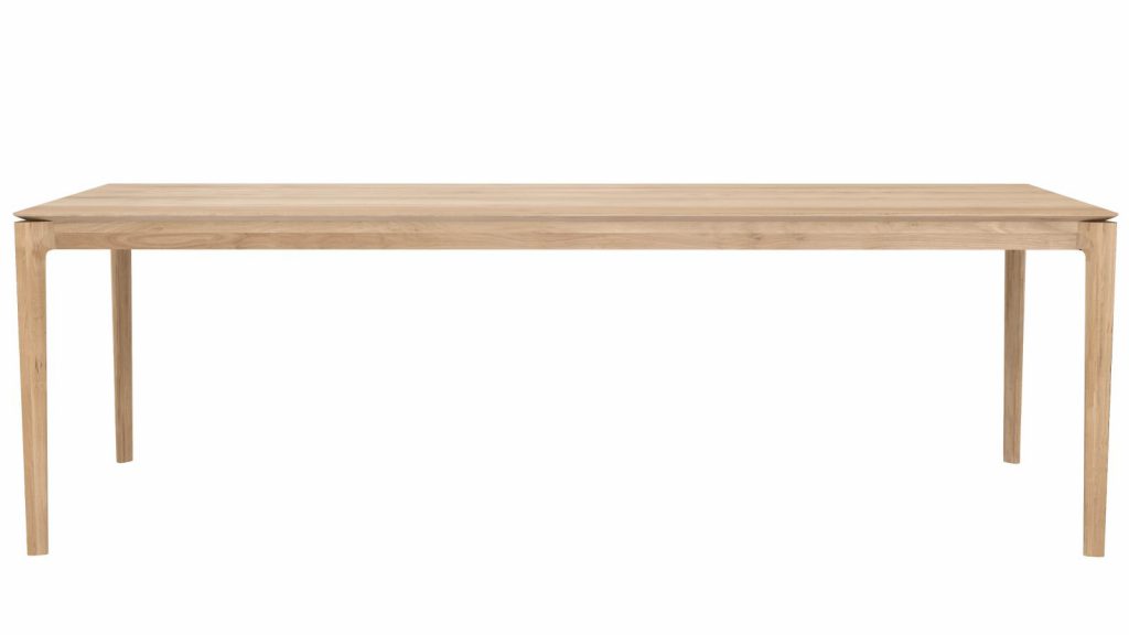 Une table à manger en bois avec un long pied en bois.