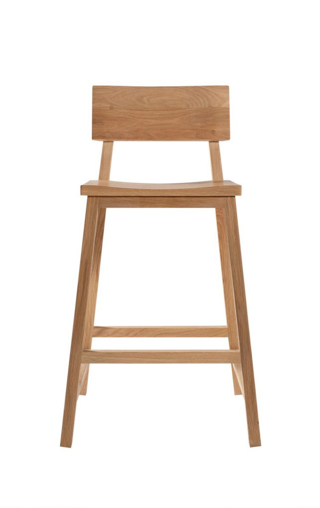 Une chaise en bois sur fond blanc.