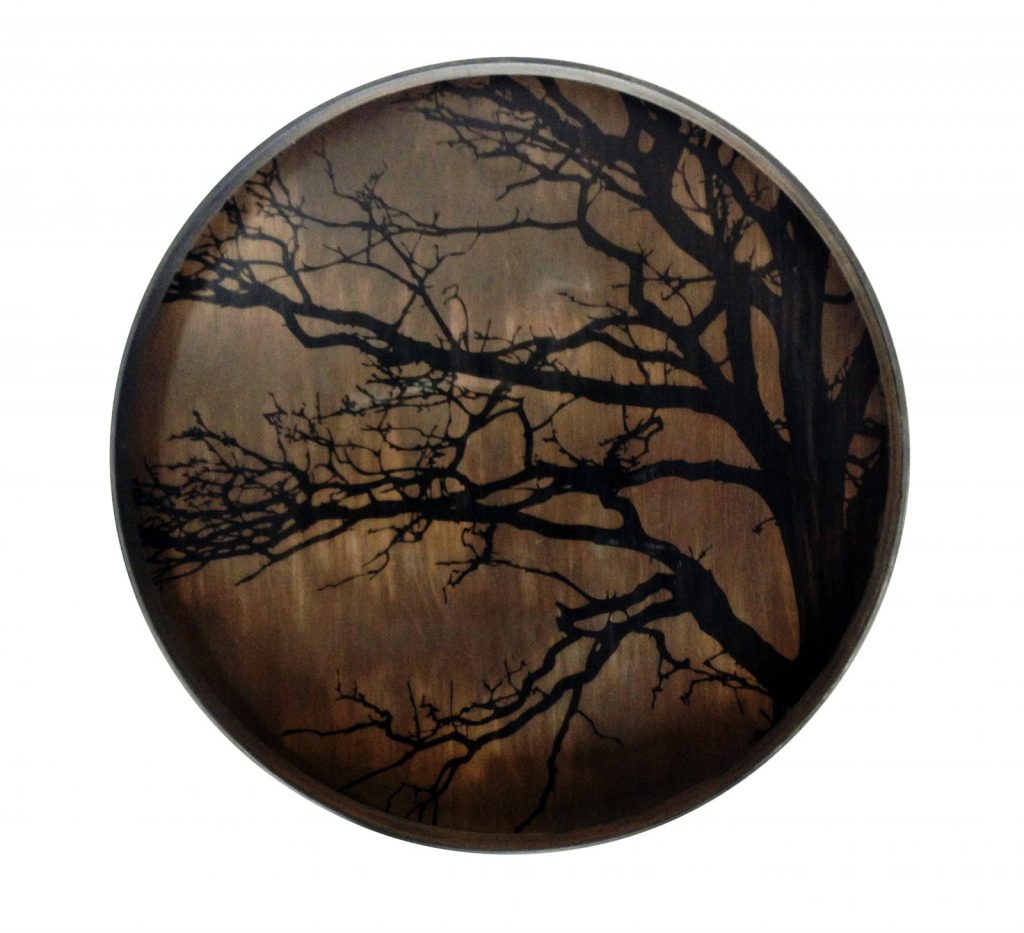 Un cercle avec une silhouette d’arbre.