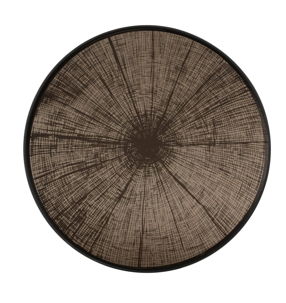 Une assiette ronde en bois au design noir et marron.