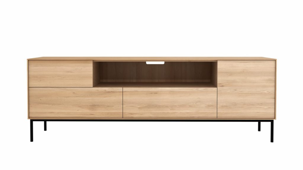 Un meuble TV en bois avec pieds noirs.