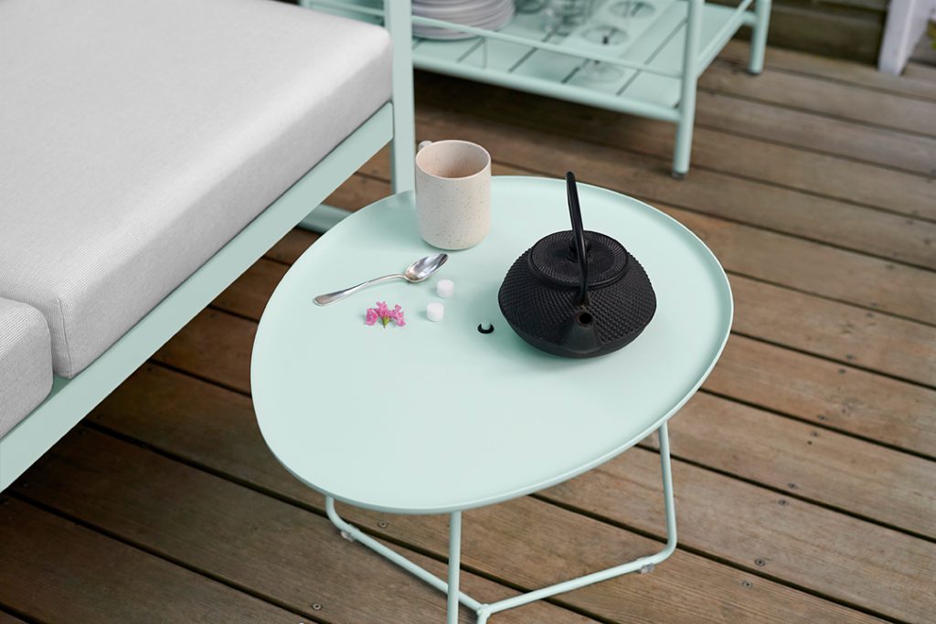 Une petite table avec une tasse de thé dessus.