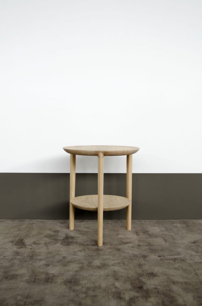 Une table d'appoint en bois avec une étagère au milieu.
