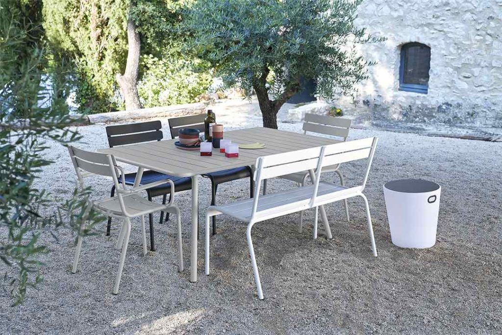 Fauteuils et table de jardin luxembourg en aluminium laque tons claires argile blanc sur des graviers en Provence