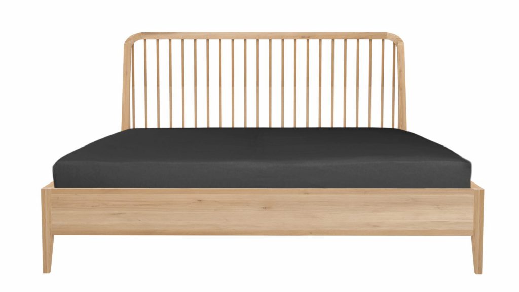 Un lit en bois avec un matelas noir et des lattes en bois.