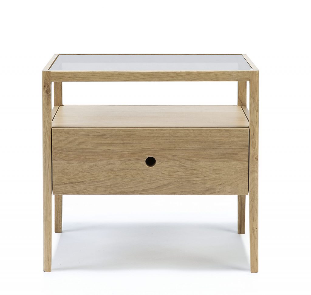 Une table de nuit en bois avec un tiroir en verre.