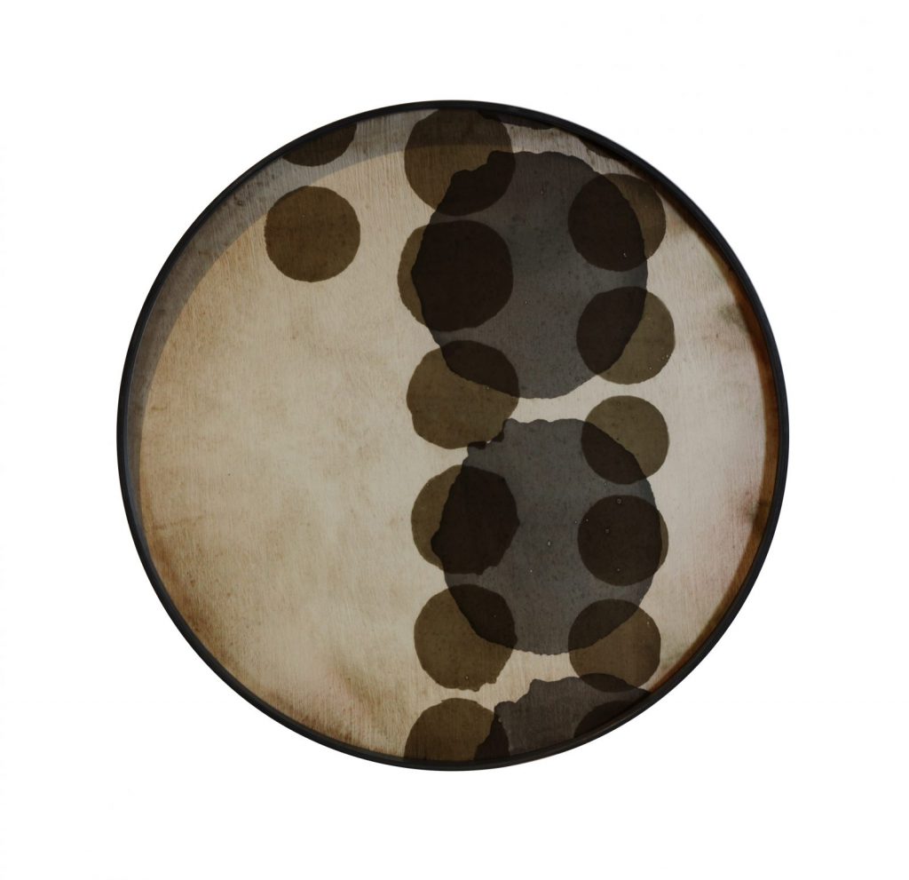 Un cercle noir et marron avec des points dessus.