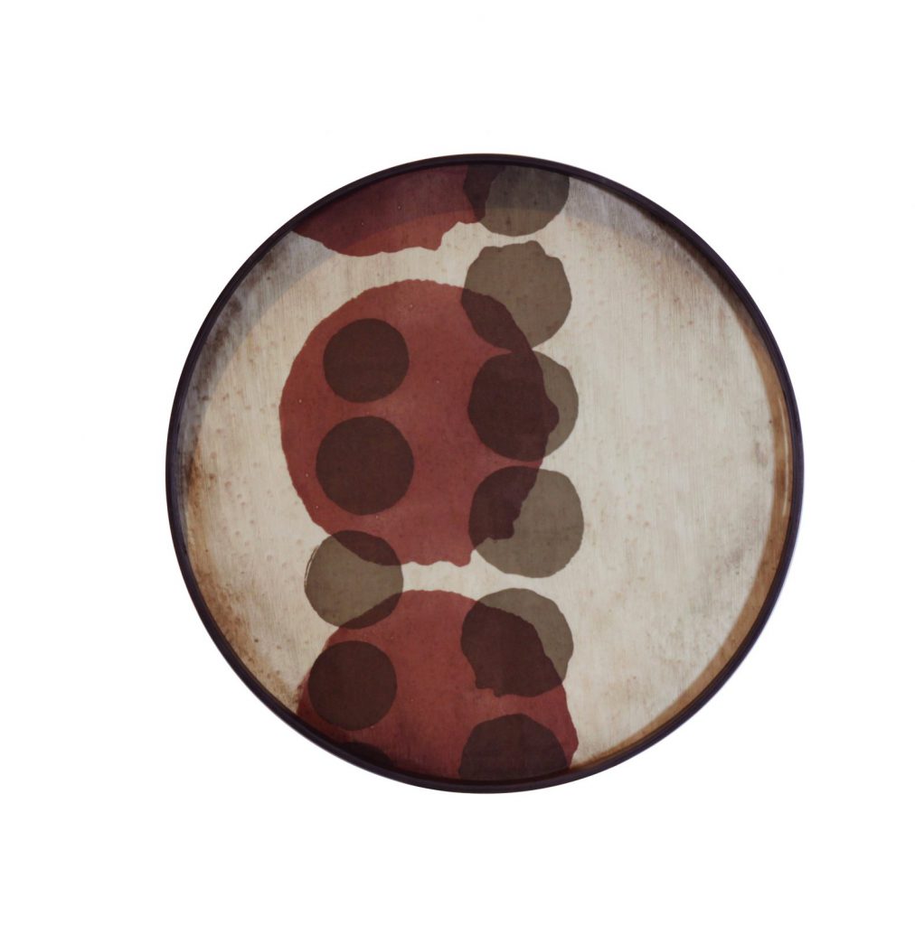 Une assiette ronde avec des pois marron et marron dessus.