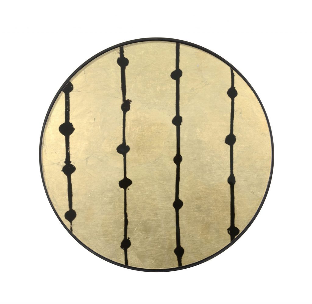 Un cercle doré et noir avec des points dessus.