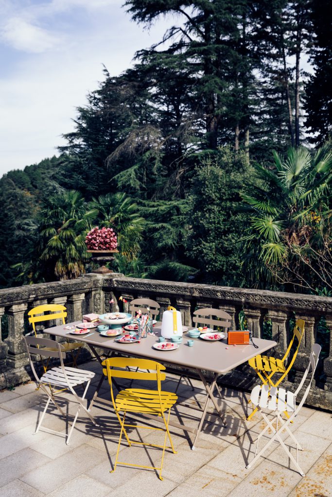 Un balcon avec une table et des chaises.
