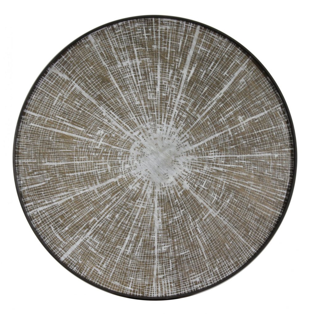 Une assiette ronde en bois au design blanc et marron.