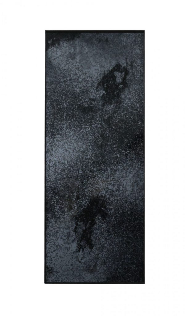 Un tapis noir sur fond blanc.