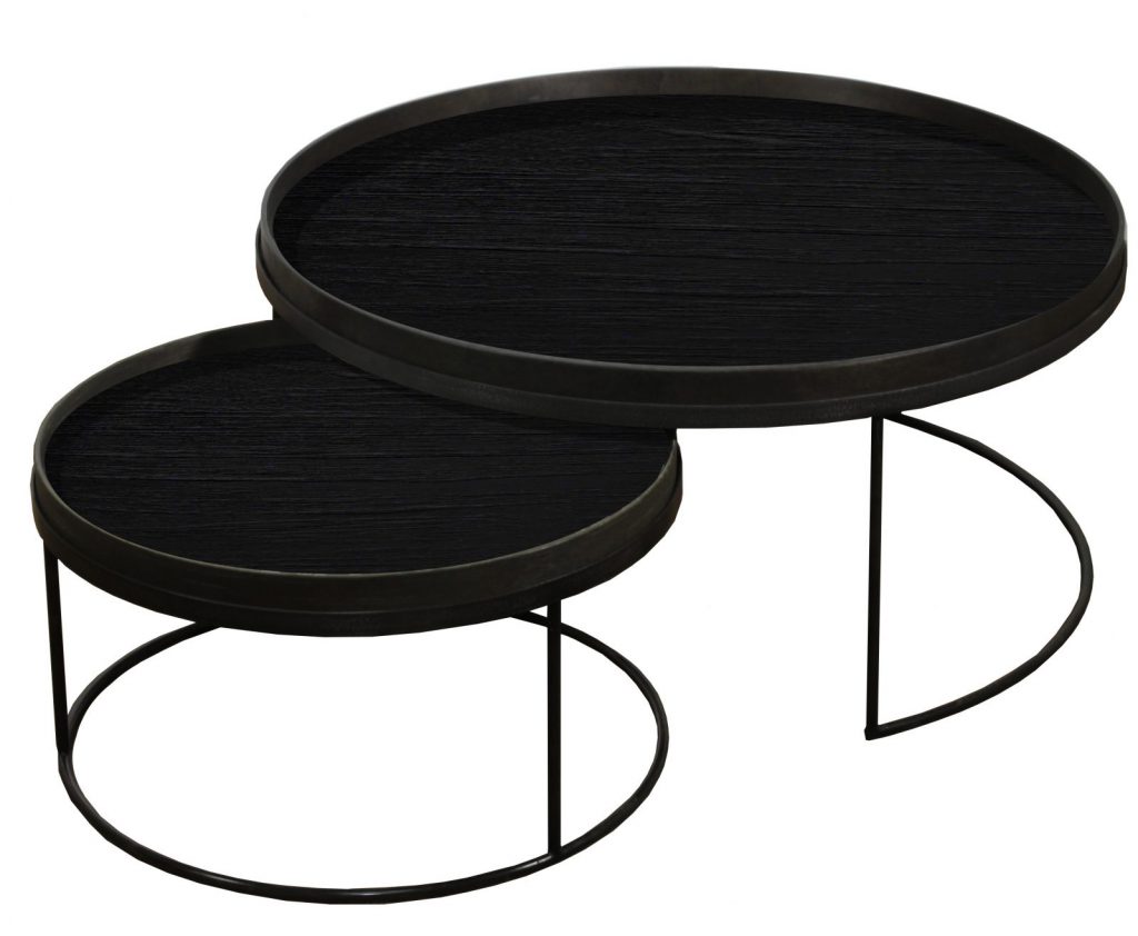 Une paire de tables rondes noires sur fond blanc.