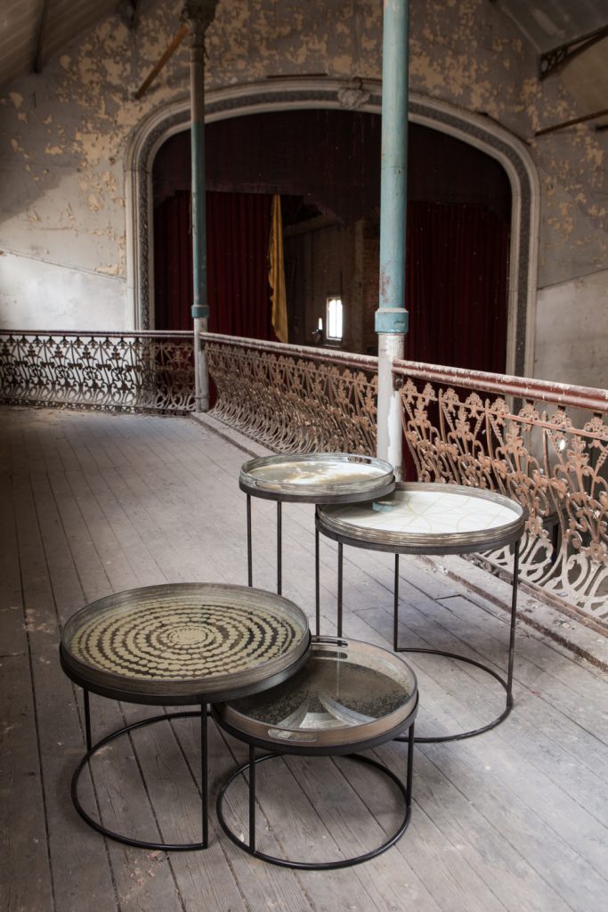 Un groupe de tables sur un parquet dans un bâtiment ancien.
