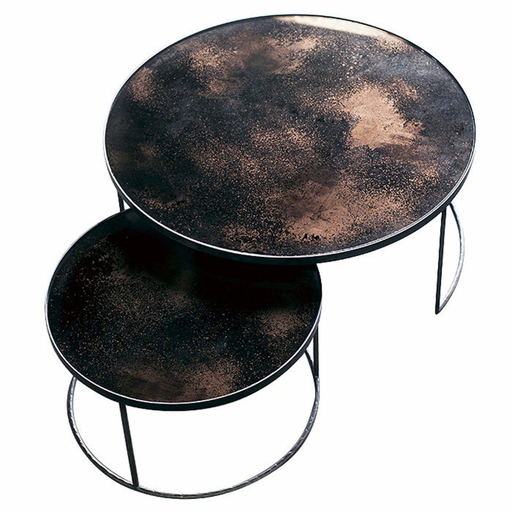 Une paire de tables rondes avec de la peinture noire dessus.
