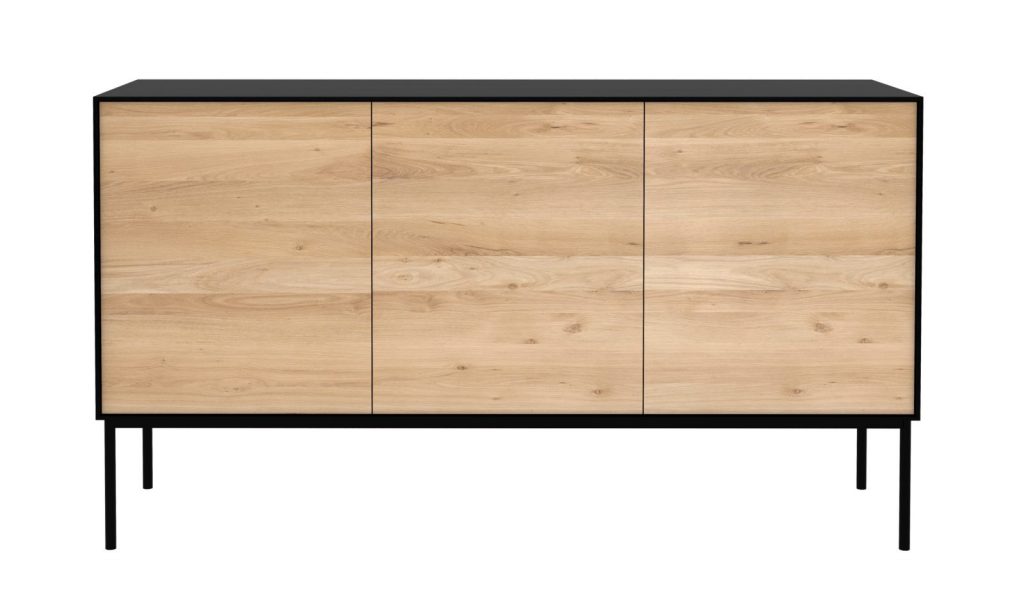 Un buffet avec deux portes et pieds noirs.