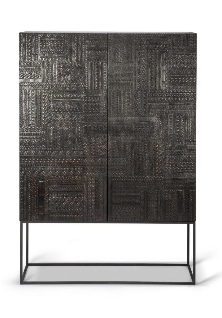 Une armoire noire avec un motif géométrique dessus.