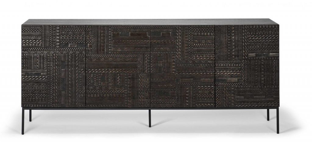 Un buffet noir avec des motifs géométriques.