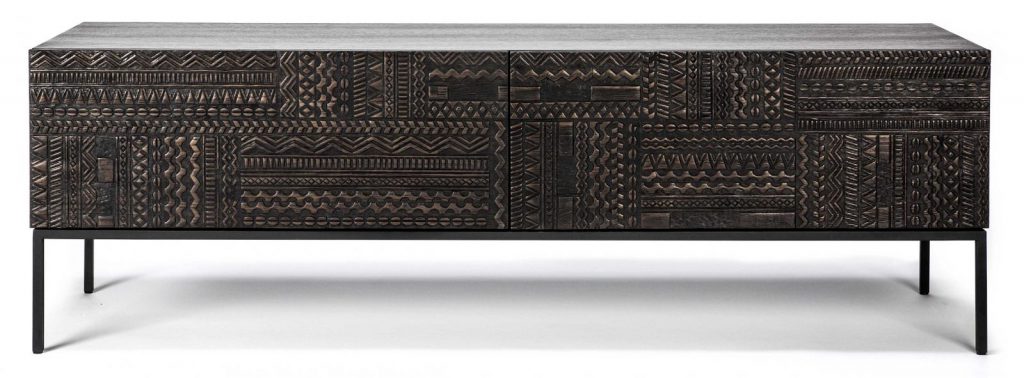 Un buffet noir avec un motif géométrique dessus.