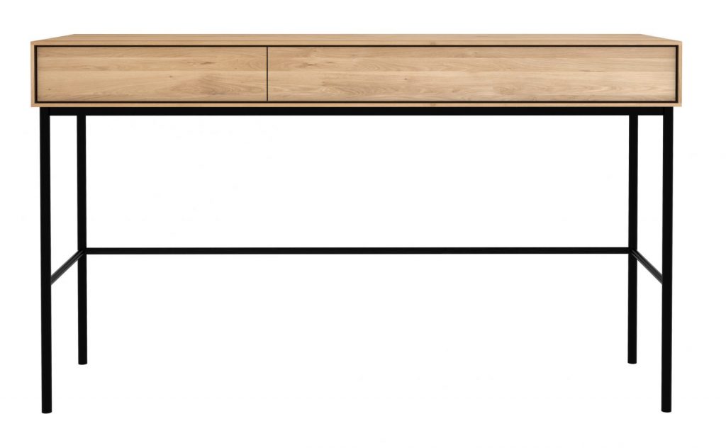 Un bureau en bois avec pieds noirs et un tiroir.