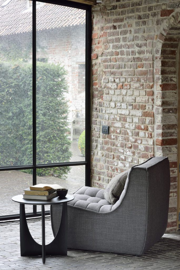 Un mur de briques dans un salon.