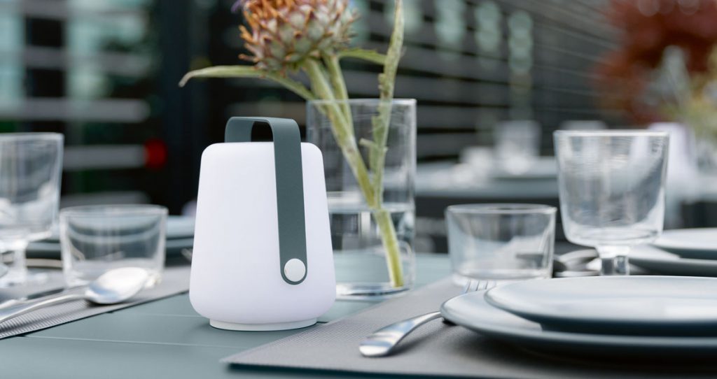 Une table dressée avec une lampe dessus.