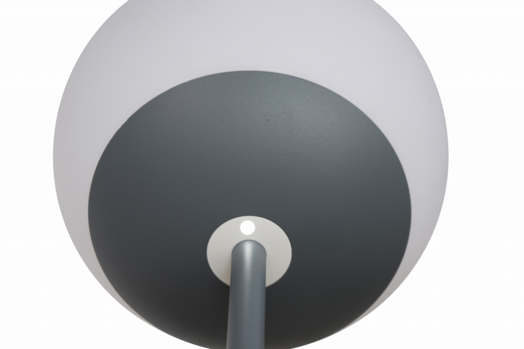 Une applique grise et blanche avec un cordon blanc.