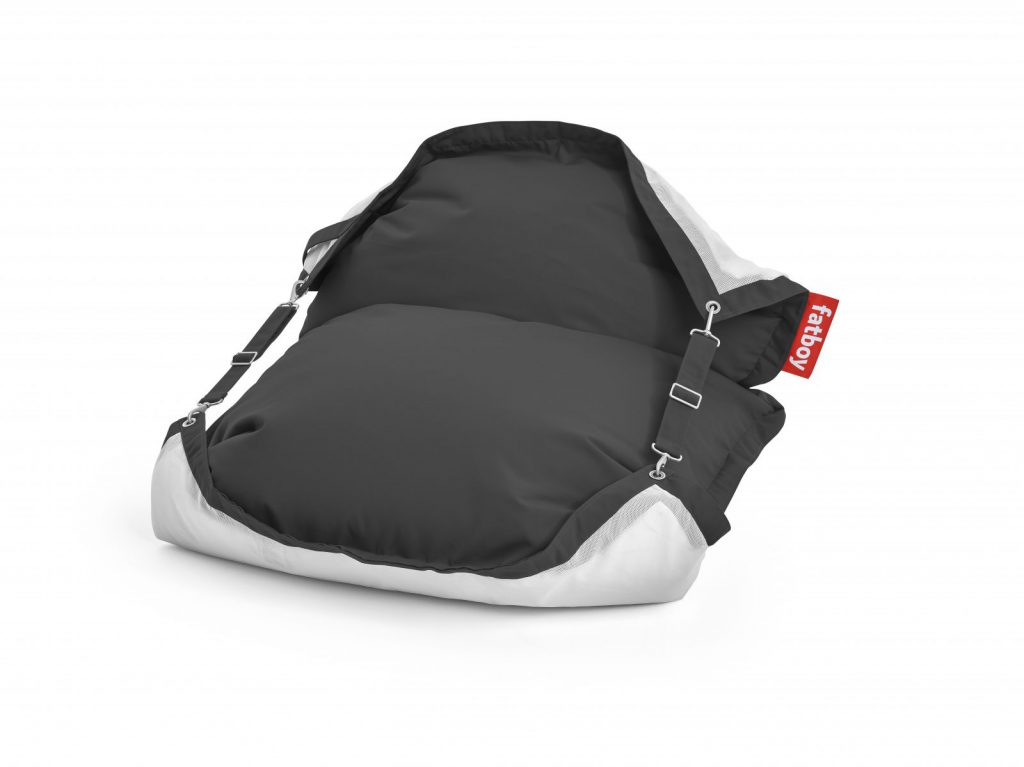 Un fauteuil poire noir et blanc sur fond blanc.