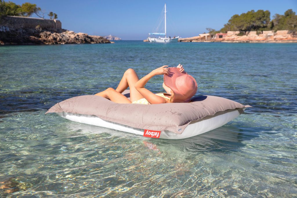 Une femme flotte dans l'eau.