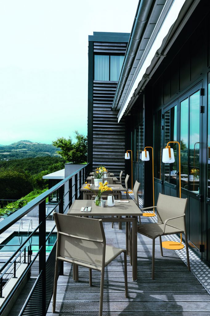 Un balcon avec une table et des chaises.