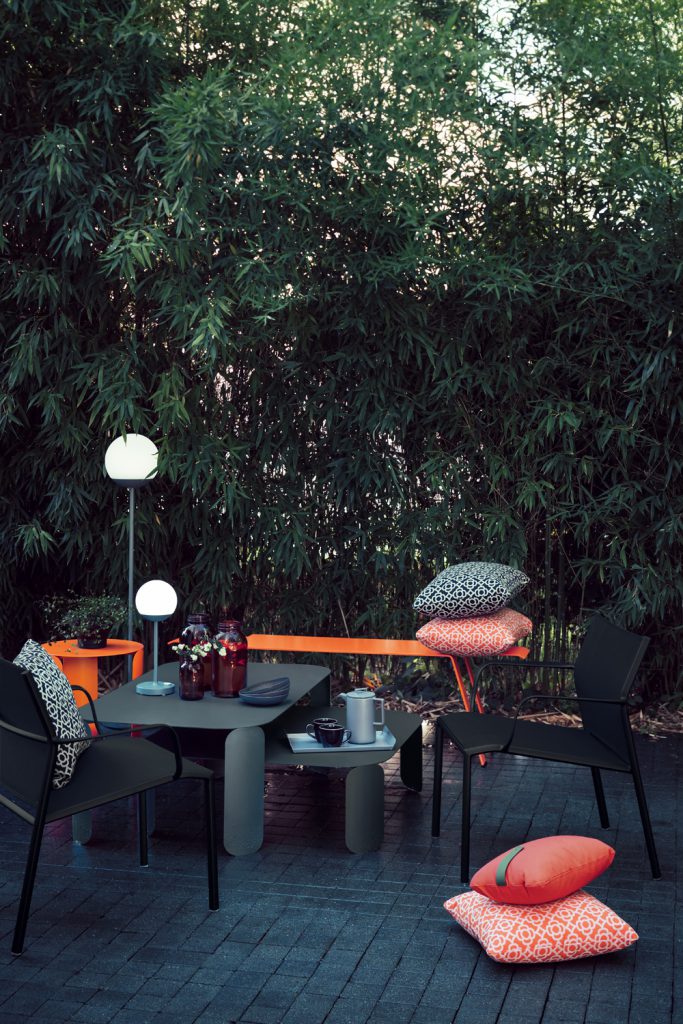 Une table et des chaises sur une terrasse.