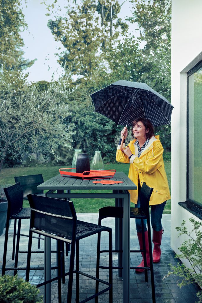 Une femme tenant un parapluie.