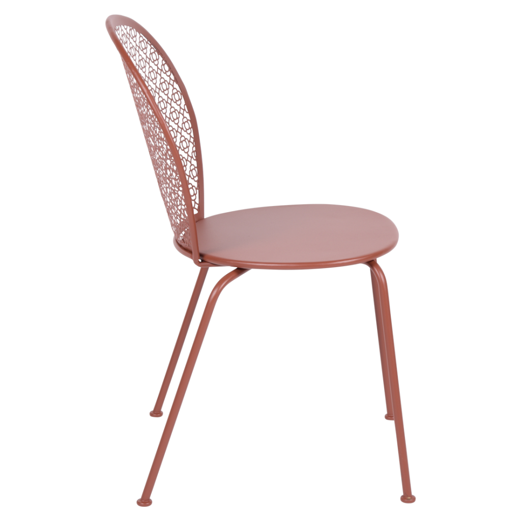 Une chaise avec une structure en métal et une assise rouge.