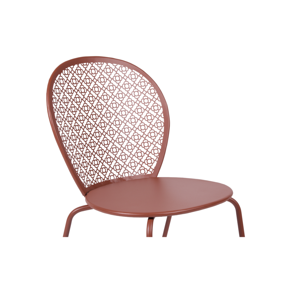 Une chaise en métal rouge avec un motif floral.