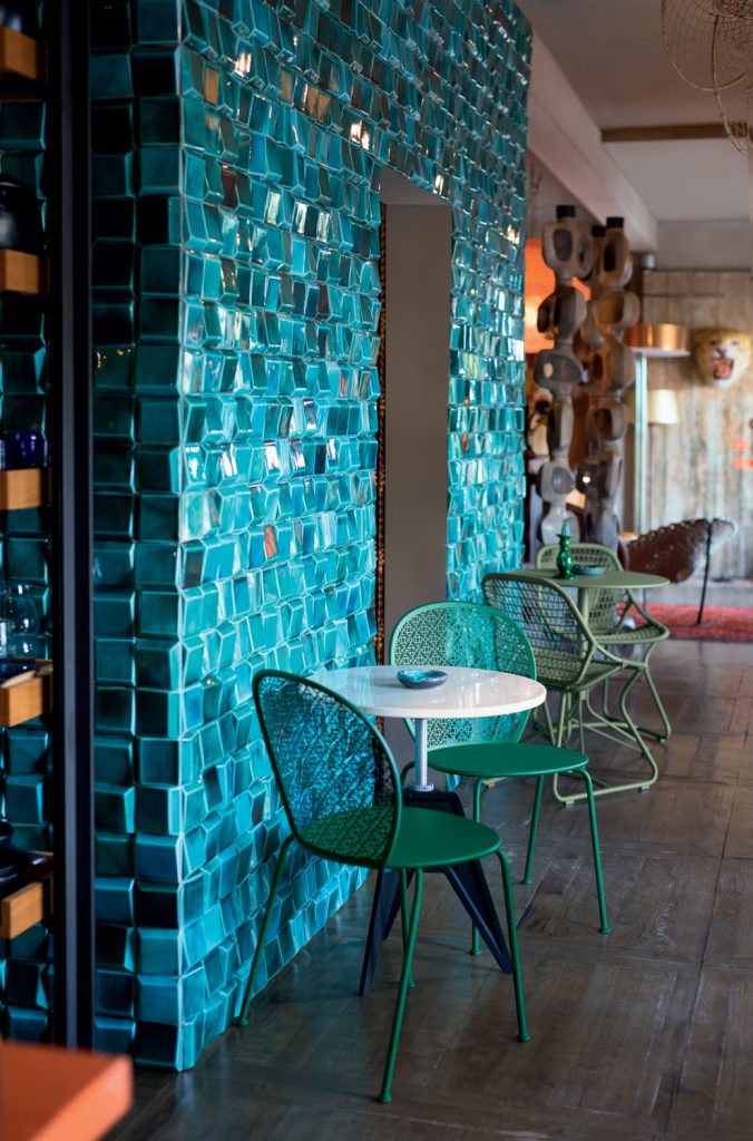 Un mur carrelé bleu dans un restaurant.