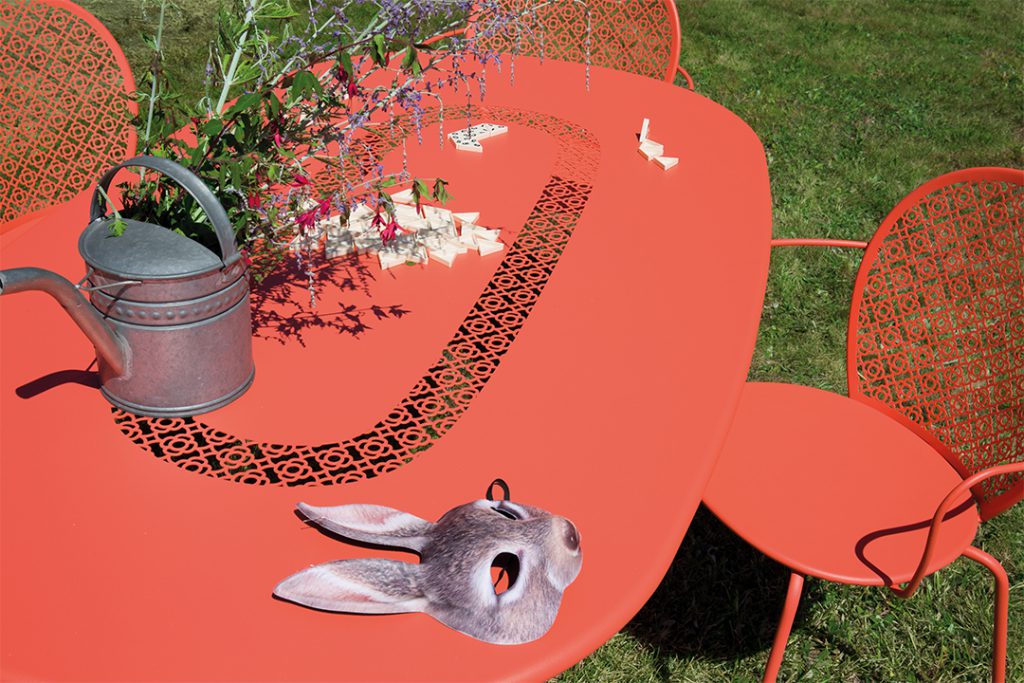 Une table rouge avec un lapin dessus.