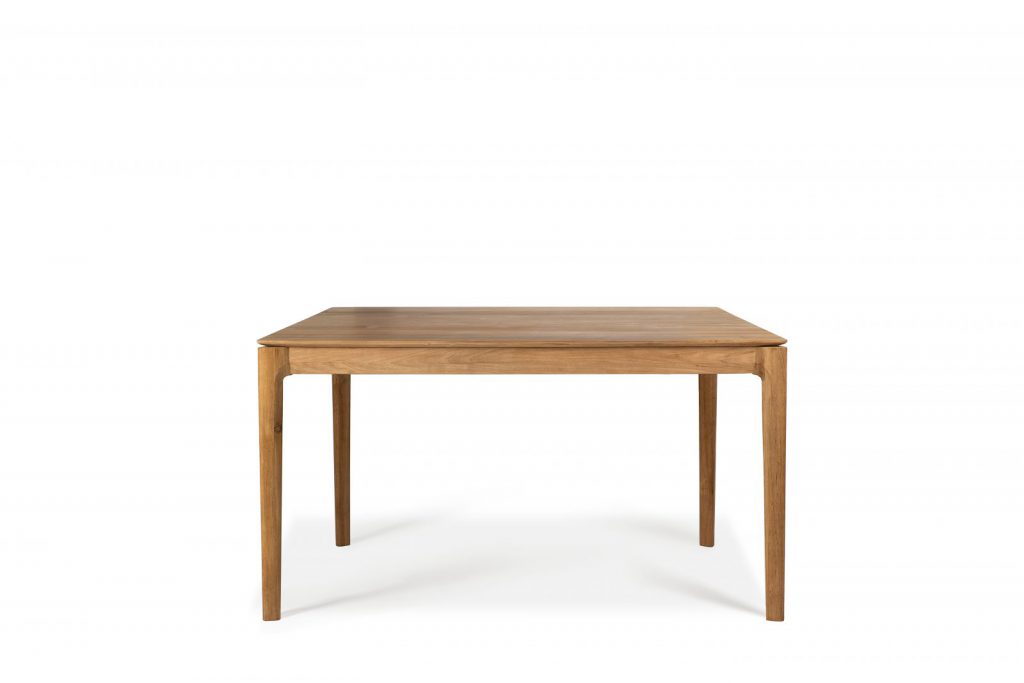 Une table à manger carrée avec un plateau en bois sur fond blanc.