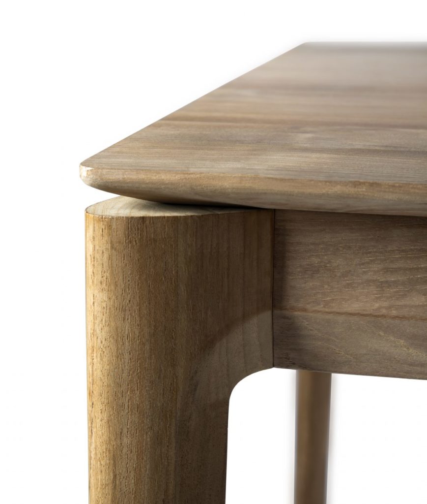 Un gros plan d’une table à manger ethnicraft.