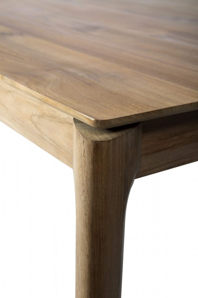 Un gros plan d'une table à manger en bois.