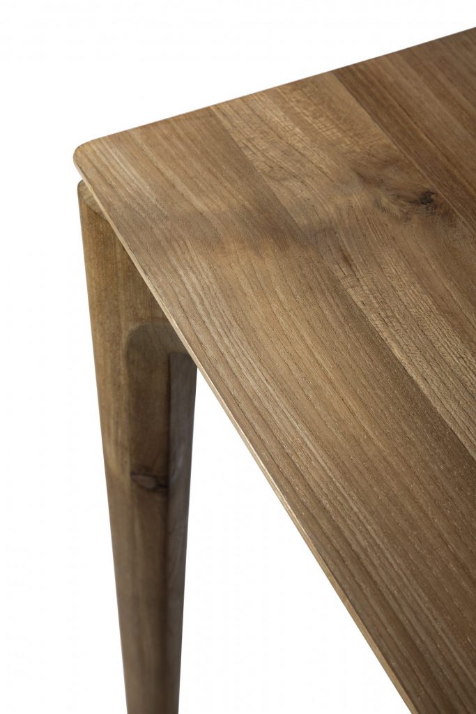 Une image en gros plan d’une table à manger en bois.