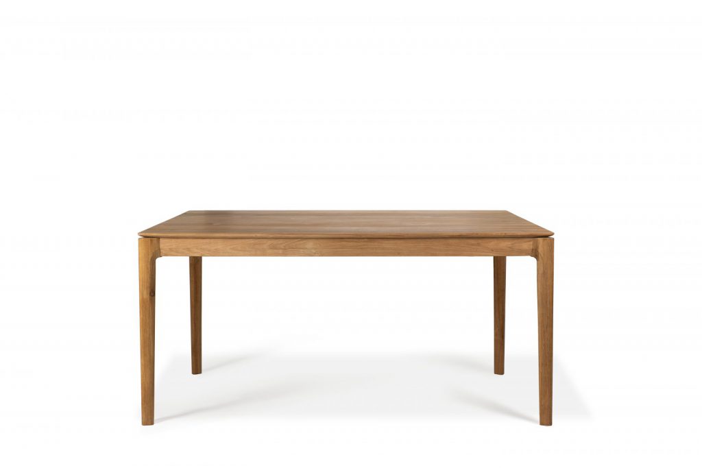 Une table à manger en bois sur fond blanc.