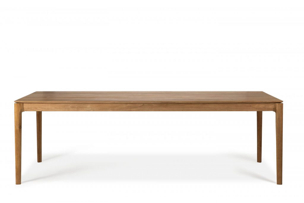 Une table à manger en bois sur fond blanc.