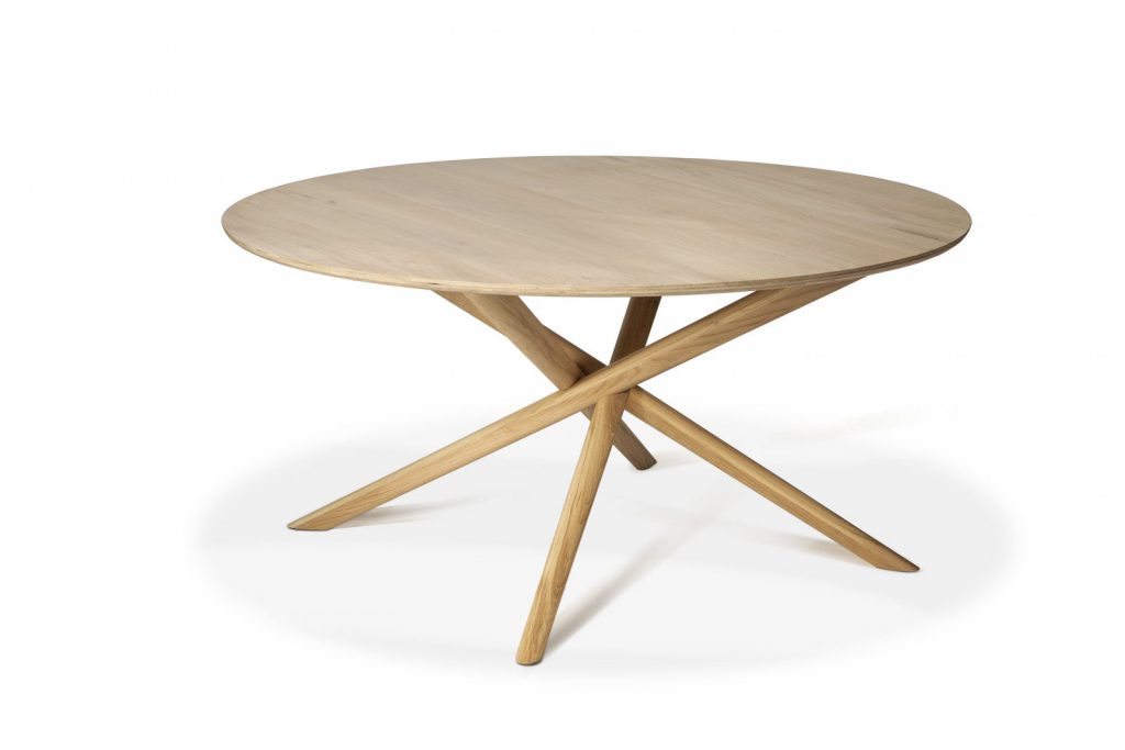 Une table ronde en bois à trois pieds sur fond blanc.