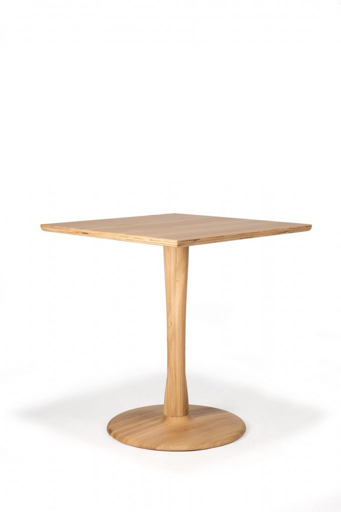 Une table carrée en bois sur fond blanc.