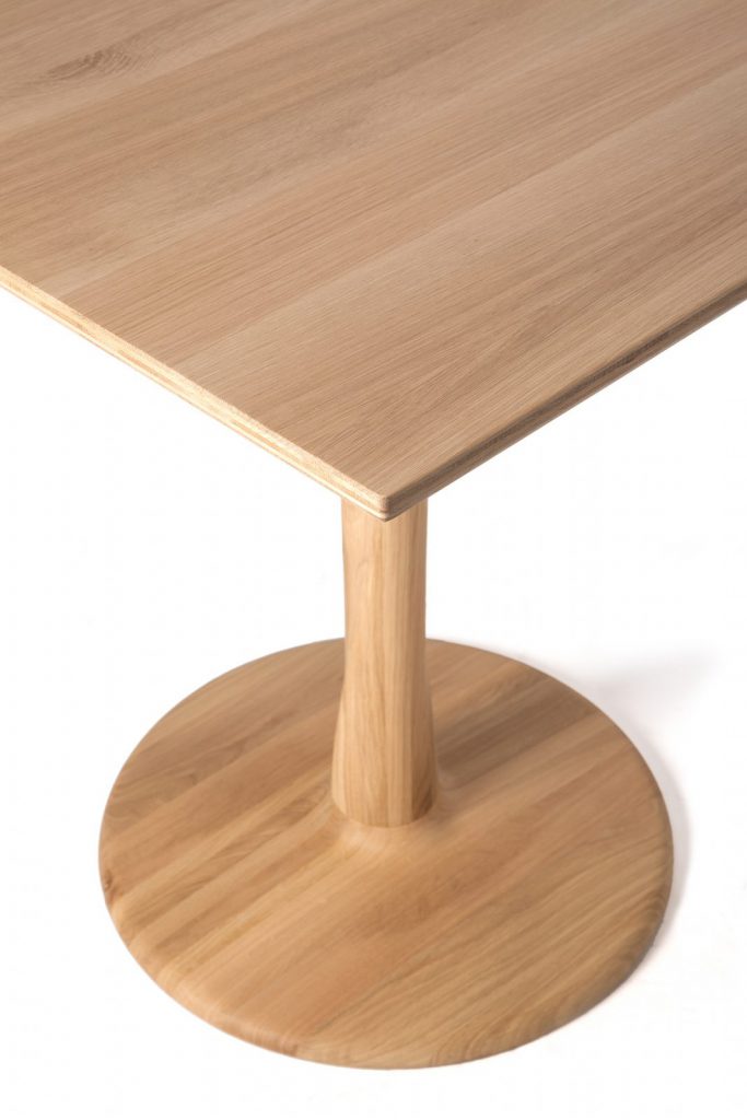 Une table en bois avec une base circulaire.